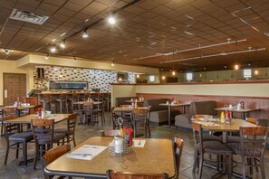 Serveert ontbijt, lunch, diner, Amerikaanse gerechten 