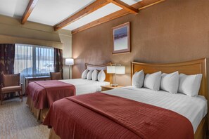 Standaard kamer, 2 queensize bedden, niet-roken | Individueel gemeubileerd, een bureau, een laptopwerkplek