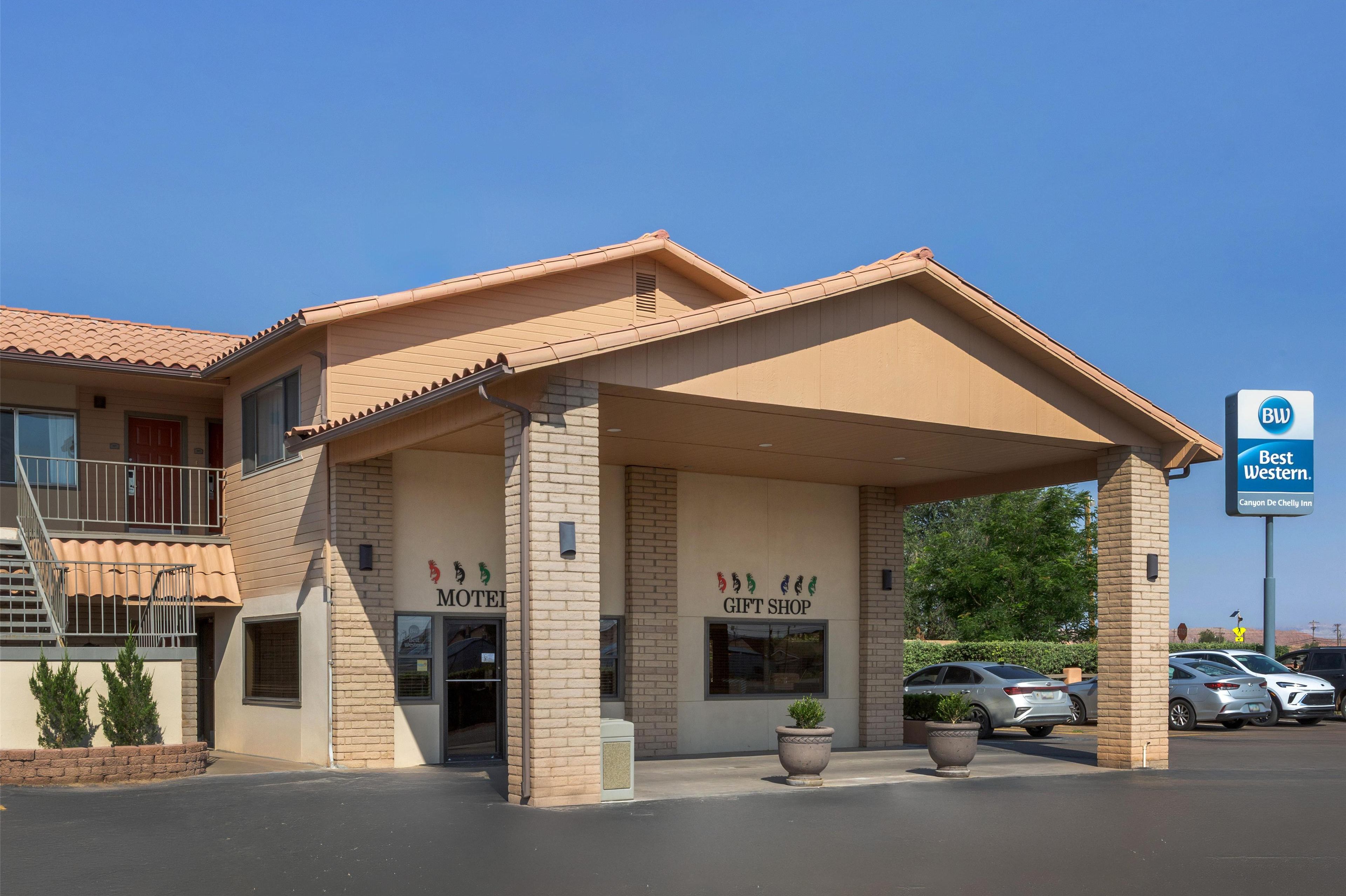 Un motel con una tienda de regalos y un cartel de Best Western.