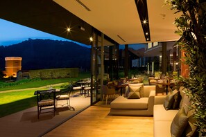 7 restaurants, breakfast, lunch, dinner served; Italian cuisine