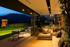 7 restaurants, breakfast, lunch, dinner served; Italian cuisine