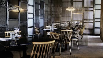 7 restaurantes; se sirve desayuno, almuerzo y cena; cocina italiana