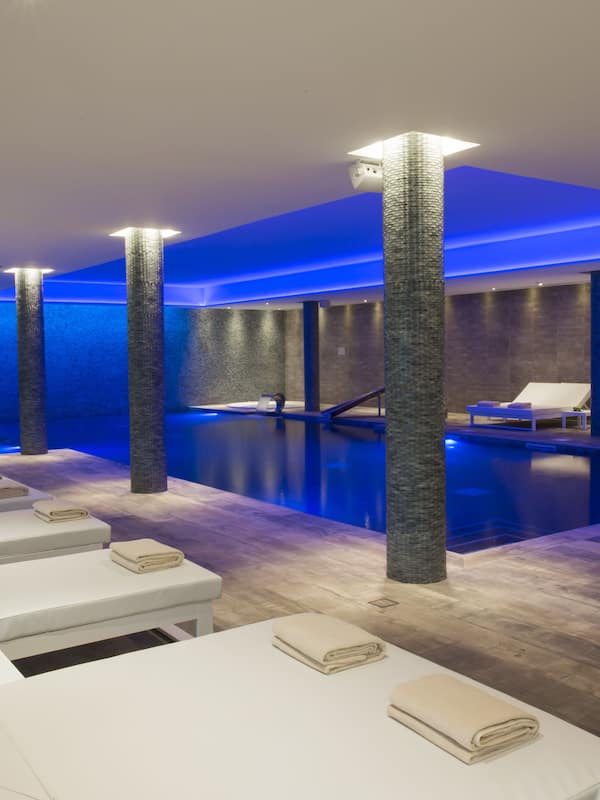 Indoor pool, 3 outdoor pools, free cabanas, pool umbrellas
