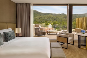 Suite, 1 Bedroom, Non Smoking, Balcony (Balcony) | Egyptian cotton sheets, hypo-allergenic bedding, down duvets