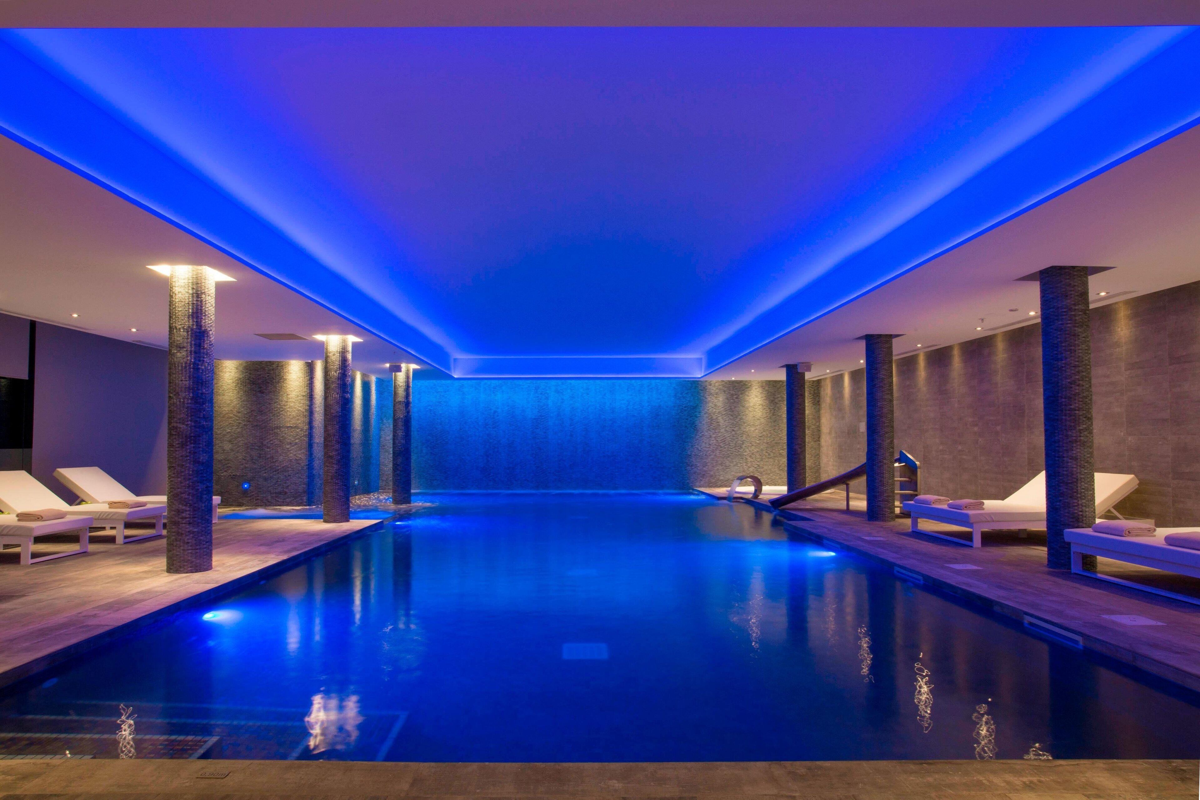 สร ะว่ายน้ำในร่ม, 3 สระว่ายน้ำกลางแจ้ง, คาบาน่าฟรี, ร่มริมสระว่ายน้ำ