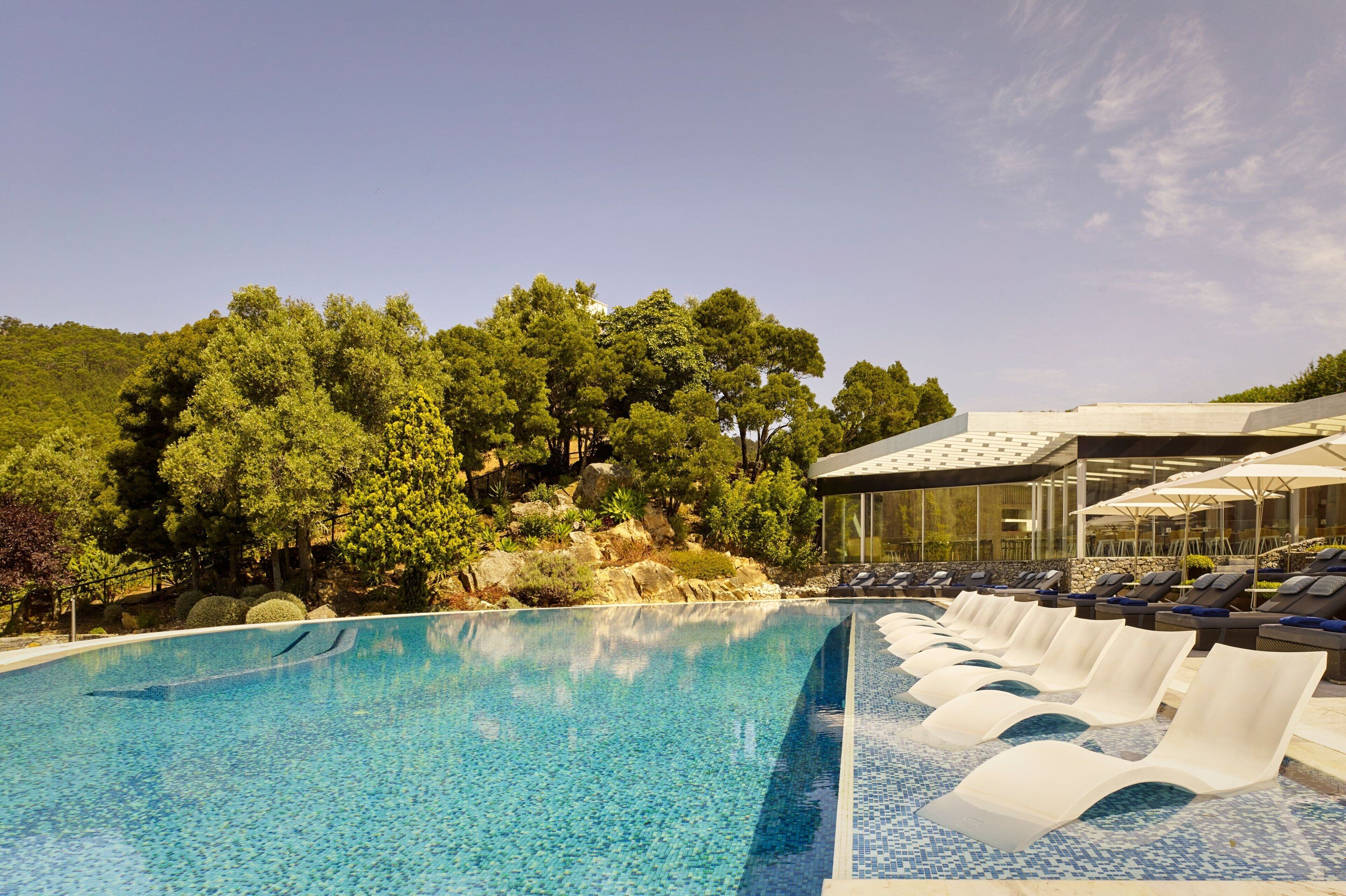 Piscina interna, 3 piscinas externas, barracas de cortesia, guarda-sóis