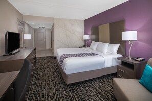 ห้องพัก, เตียงคิงไซส์ 1 เตียง, ปลอดบุหรี่ (Mobility/Hearing Impaired Accessible) | เครื่องนอนระดับพรีเมียม, เตียงพร้อมฟูกเสริมที่นอน, โต๊ะทำงาน