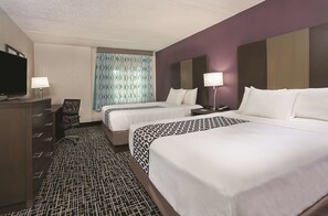 Premium bedding, pillowtop beds, desk, laptop workspace - La Quinta Inn & Suites by Wyndham Chattanooga - East Ridge (Chattanooga)