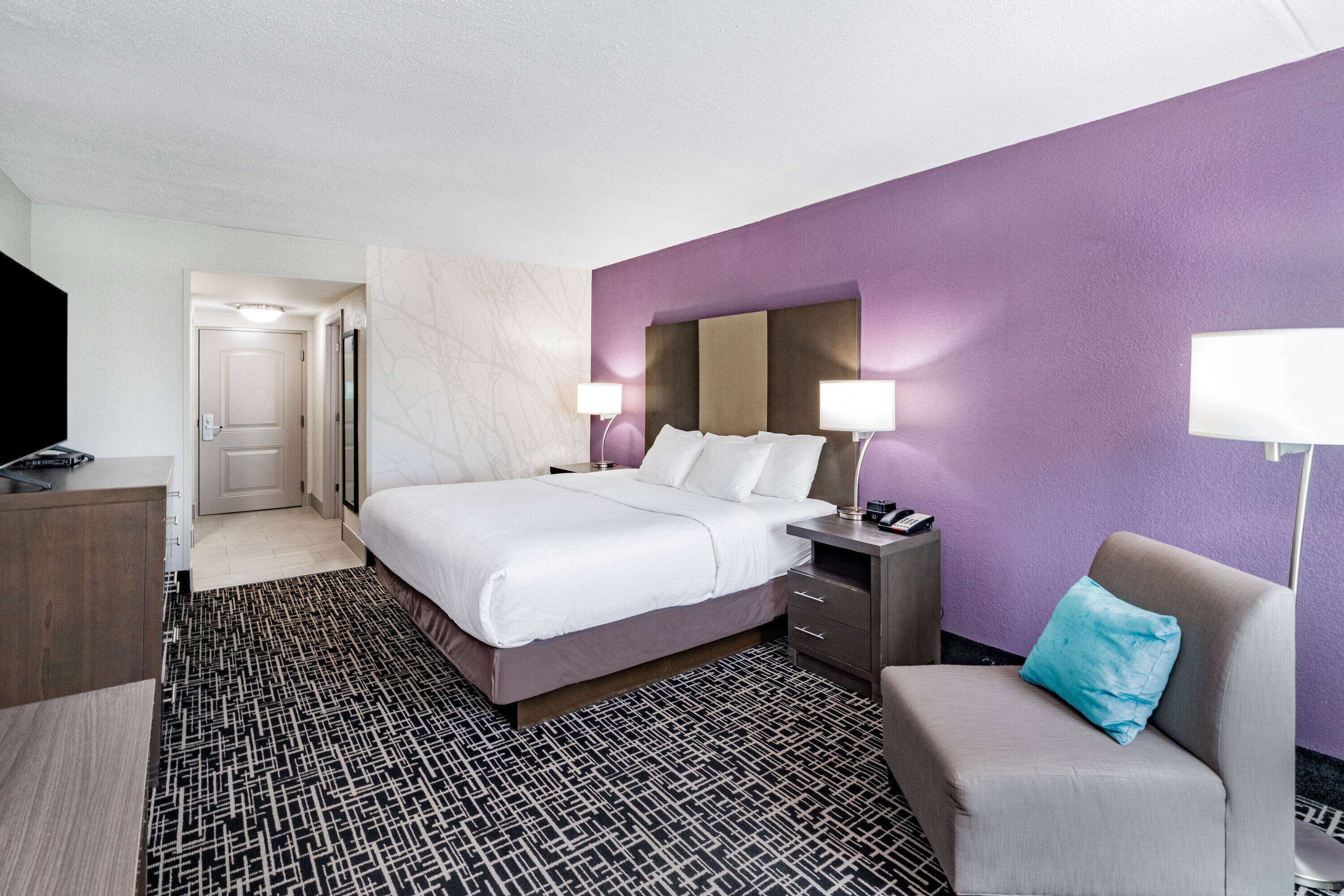 room, 1 king bed, non smoking | premium bedding, pillow-top beds, desk, laptop workspace