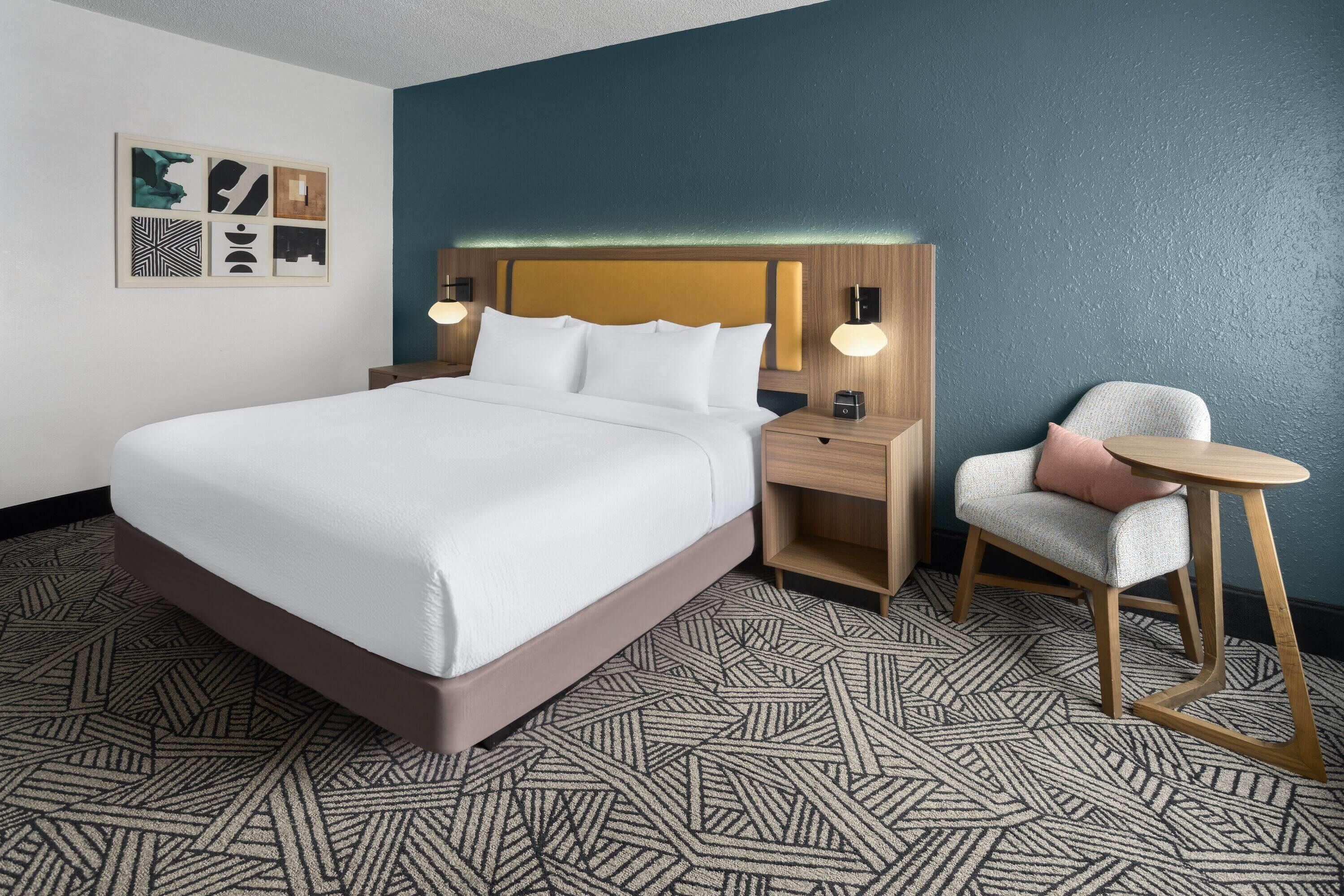 Room, 1 King Bed, Accessible, Non Smoking (Mobility/Hearing Impaired Accessible) | Premium bedding, pillow-top beds, desk, laptop workspace