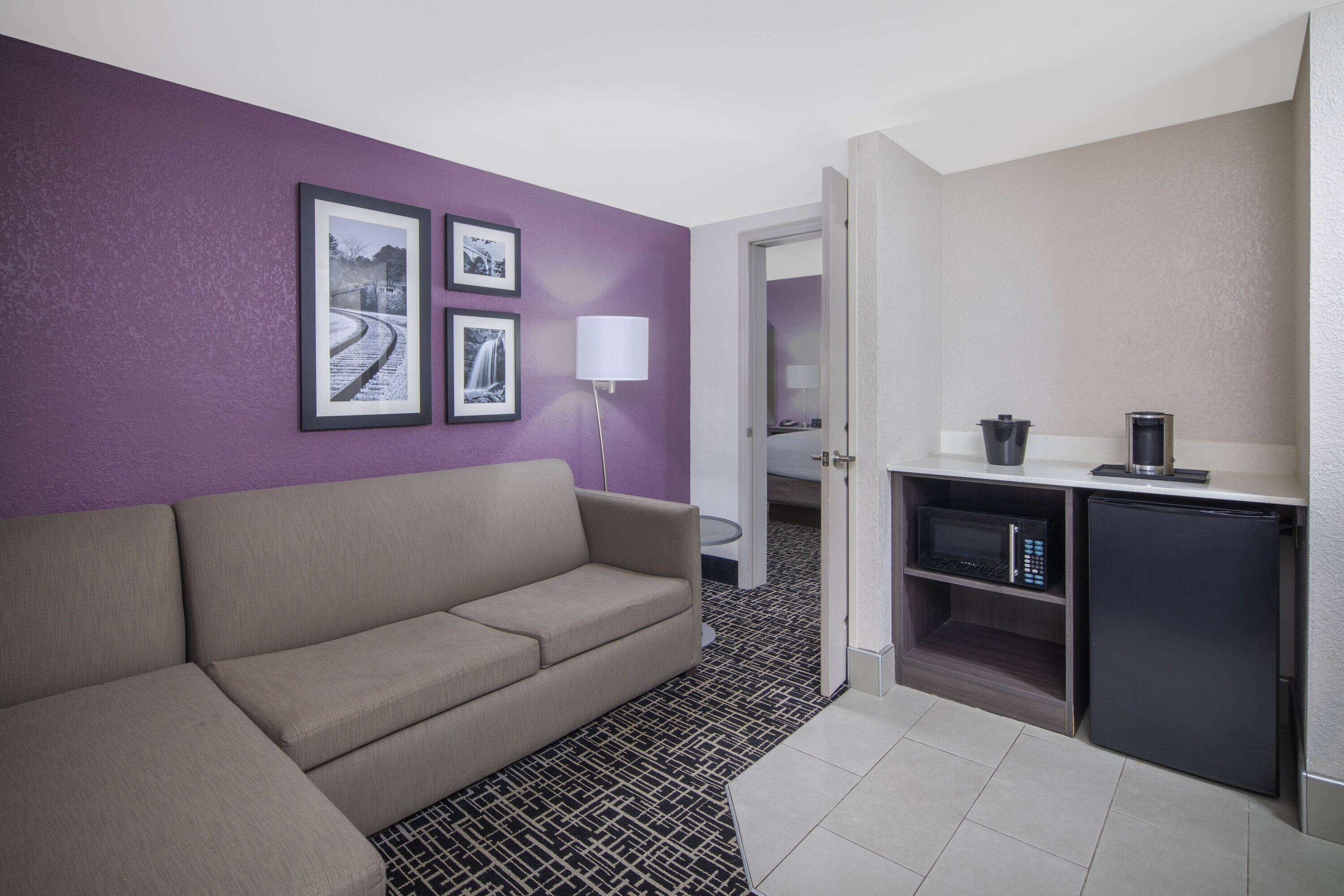 suite, 1 bedroom, non smoking | premium bedding, pillow-top beds, desk, laptop workspace