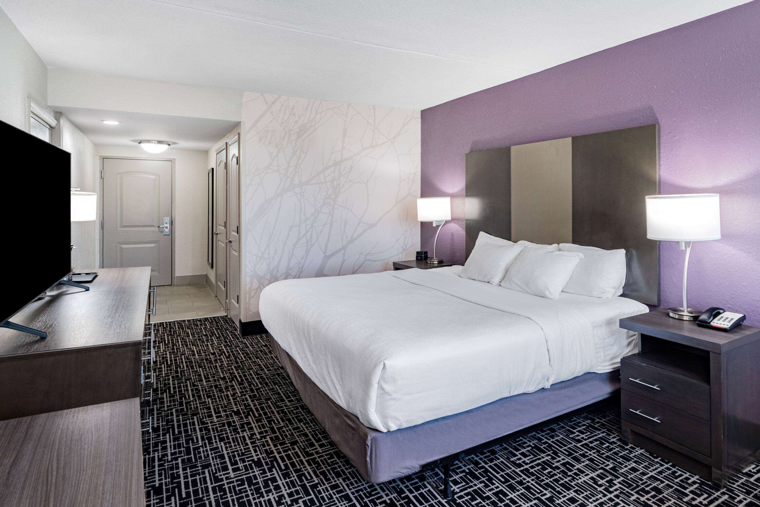 room, 1 king bed, accessible, non smoking (mobility/hearing impaired accessible) | premium bedding, pillow-top beds, desk, laptop workspace