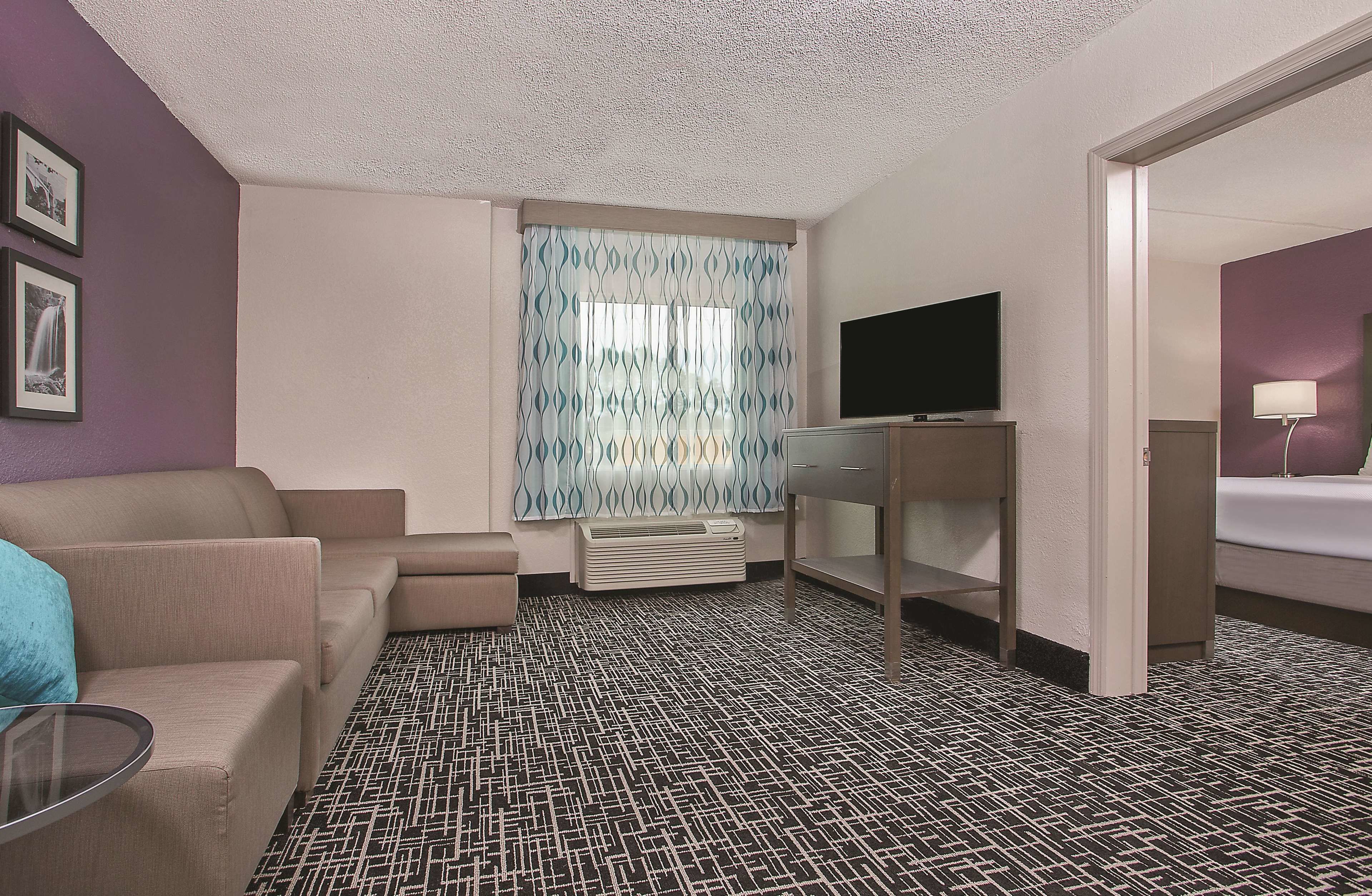 suite, 1 bedroom, non smoking | premium bedding, pillow-top beds, desk, laptop workspace