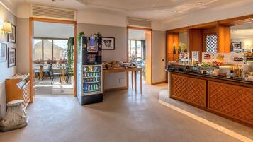 Colazione a buffet, servita tutte le mattine (10 EUR a persona)