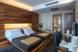 Hochwertige Bettwaren, Zimmersafe, Schreibtisch, schallisolierte Zimmer