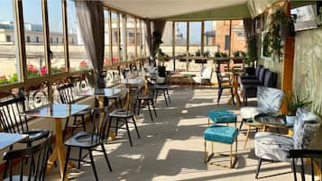 Colazione a buffet, servita tutte le mattine (10 EUR a persona)