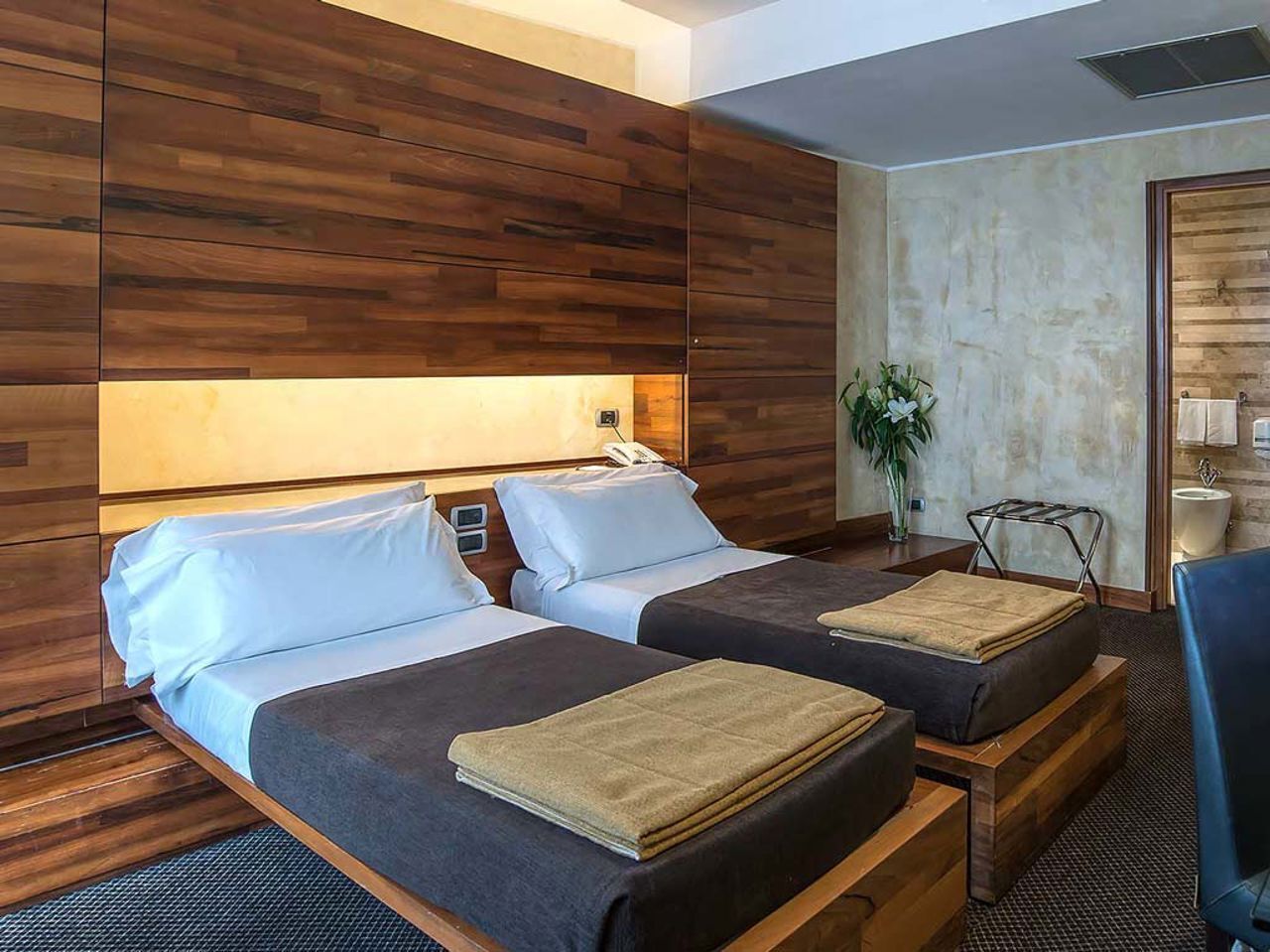 Luxe beddengoed, een kluis op de kamer, een bureau, geluiddichte muren