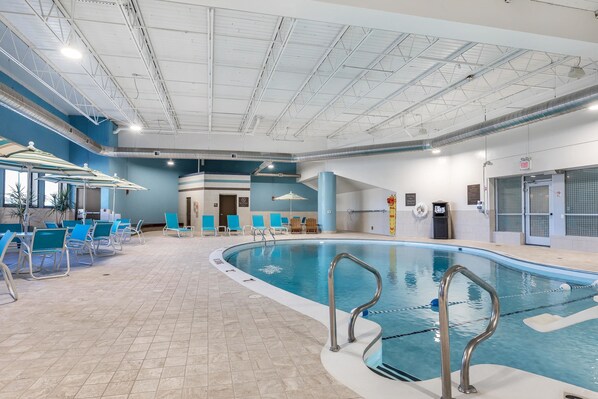 Indoor pool, open 8:00 AM to 10:00 PM, pool umbrellas, sun loungers - Comfort Inn Bay City - Riverfront (Bay City)