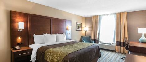 Schreibtisch, Verdunkelungsvorhänge, Bügeleisen/Bügelbrett