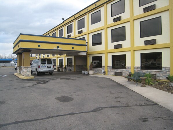 Property entrance - Days Inn by Wyndham Columbus Airport (Columbus)