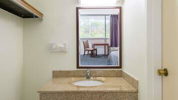 Combined shower/bathtub, free toiletries, hair dryer, towels