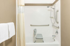 Zimmer, barrierefrei, Nichtraucher | Badezimmer | Duschwanne, kostenlose Toilettenartikel, Haartrockner, Handtücher