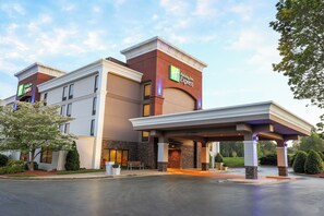 Exterior - Holiday Inn Express Burlington by IHG (Burlington)