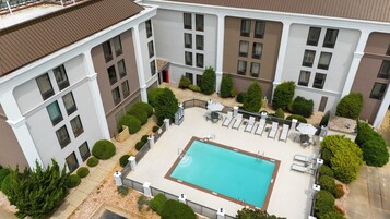 季节性开放的室外游泳池