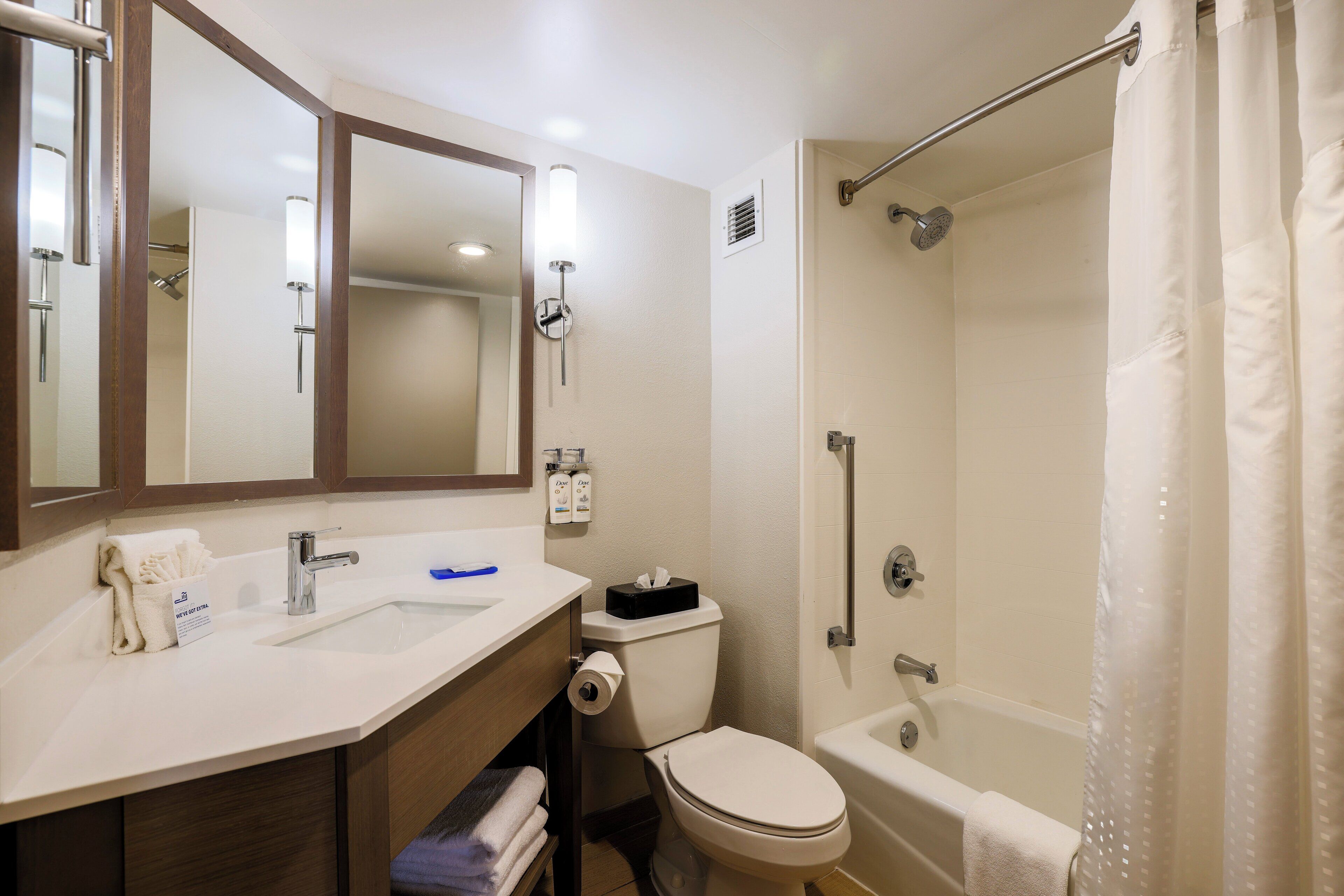 Combined shower/tub, free toiletries, hair dryer, towels