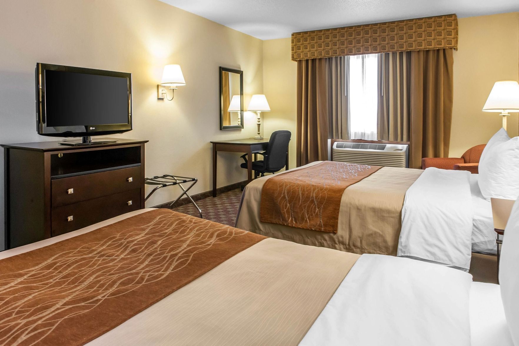 Skrivebord, strykejern/-brett og barnesenger (inkludert)