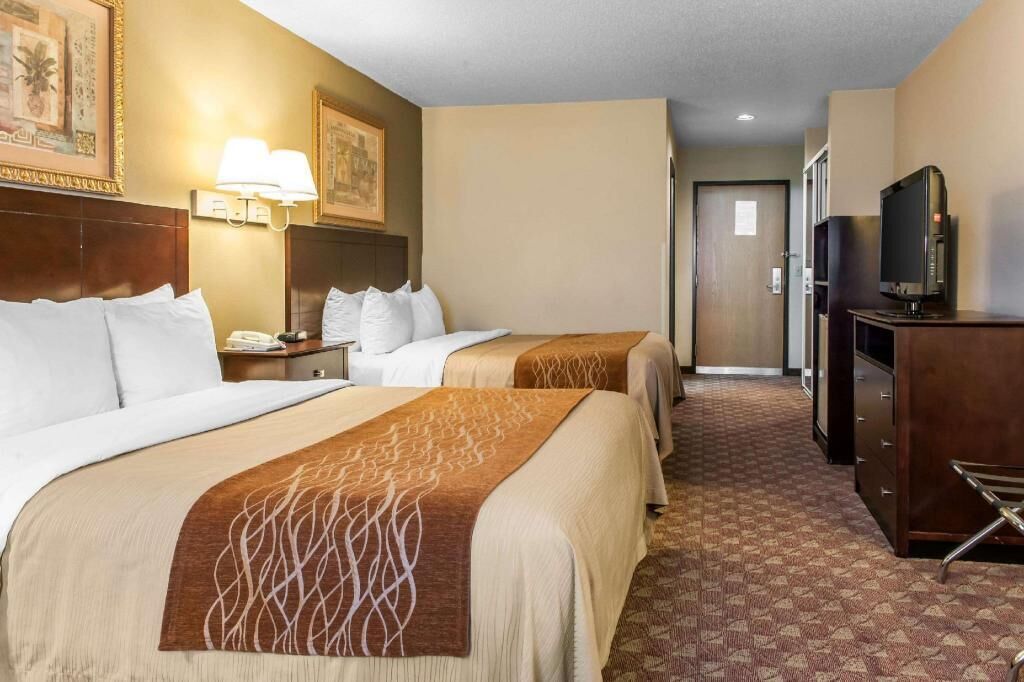 Skrivebord, strykejern/-brett og barnesenger (inkludert)