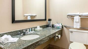 シャワー付き浴槽、バスアメニティ (無料)、ヘアドライヤー、タオル