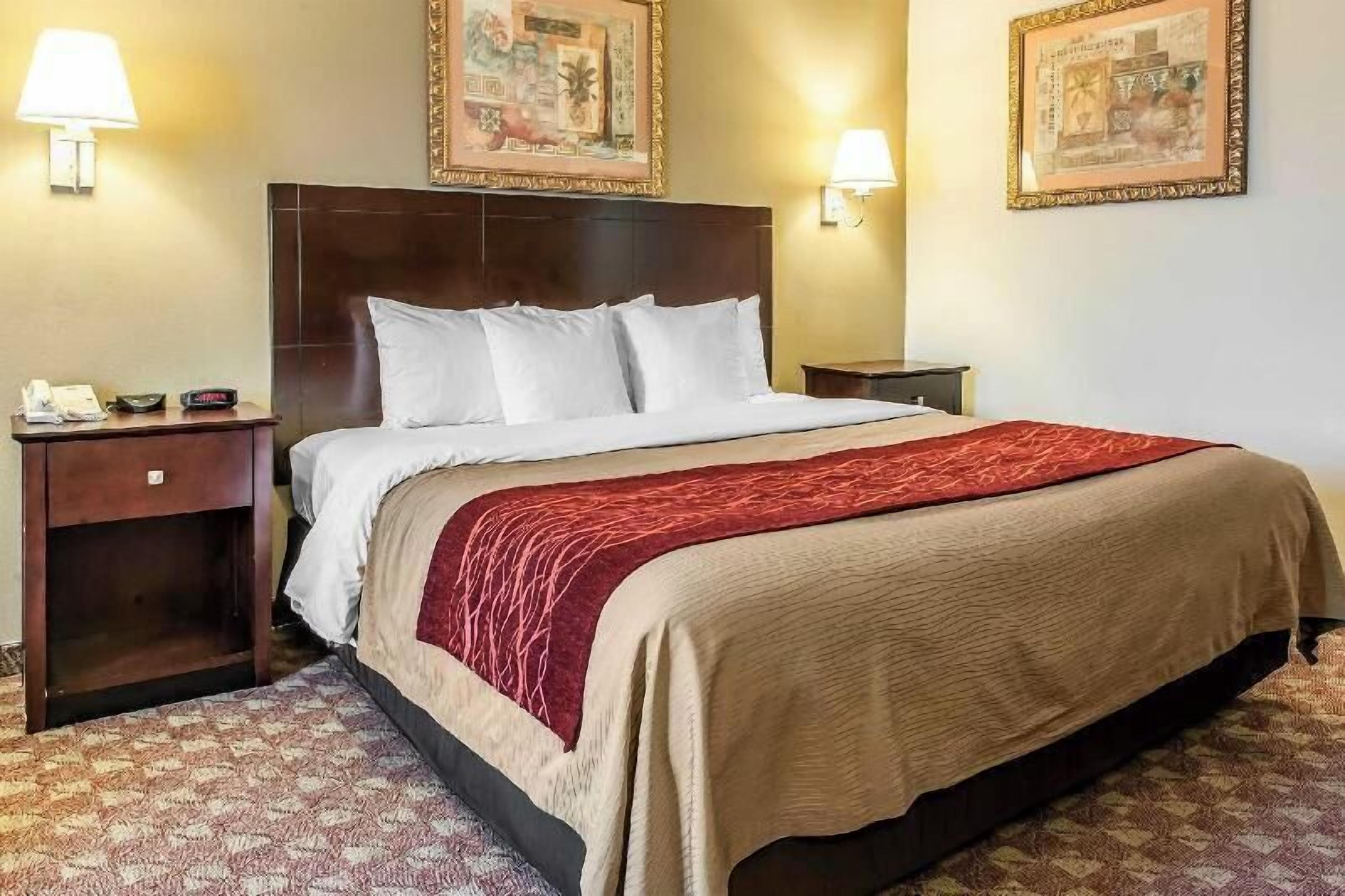 Skrivebord, strykejern/-brett og barnesenger (inkludert)