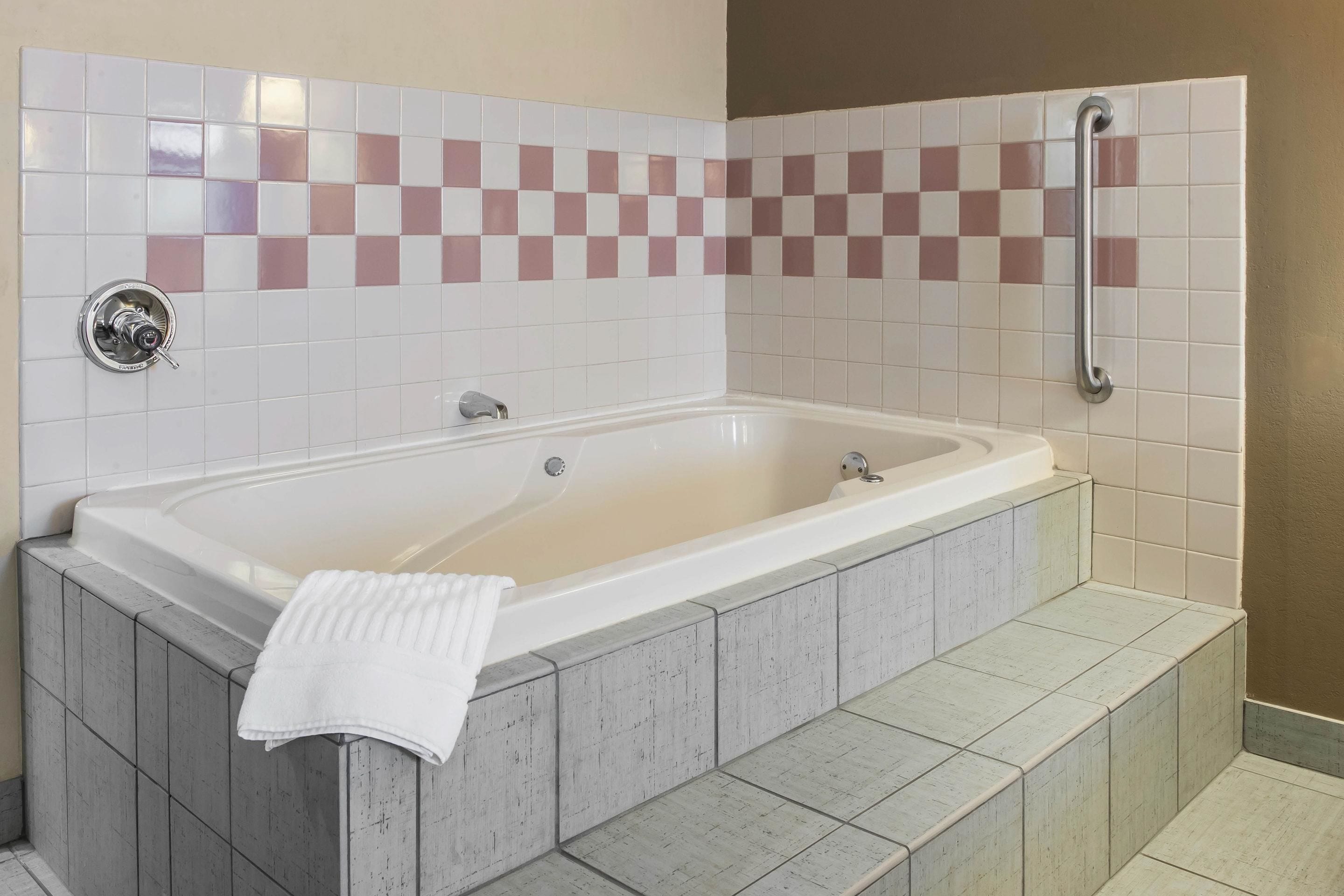 standard room, 1 king bed, non smoking | desk, iron/ironing board, free cots/infant beds, rollaway beds