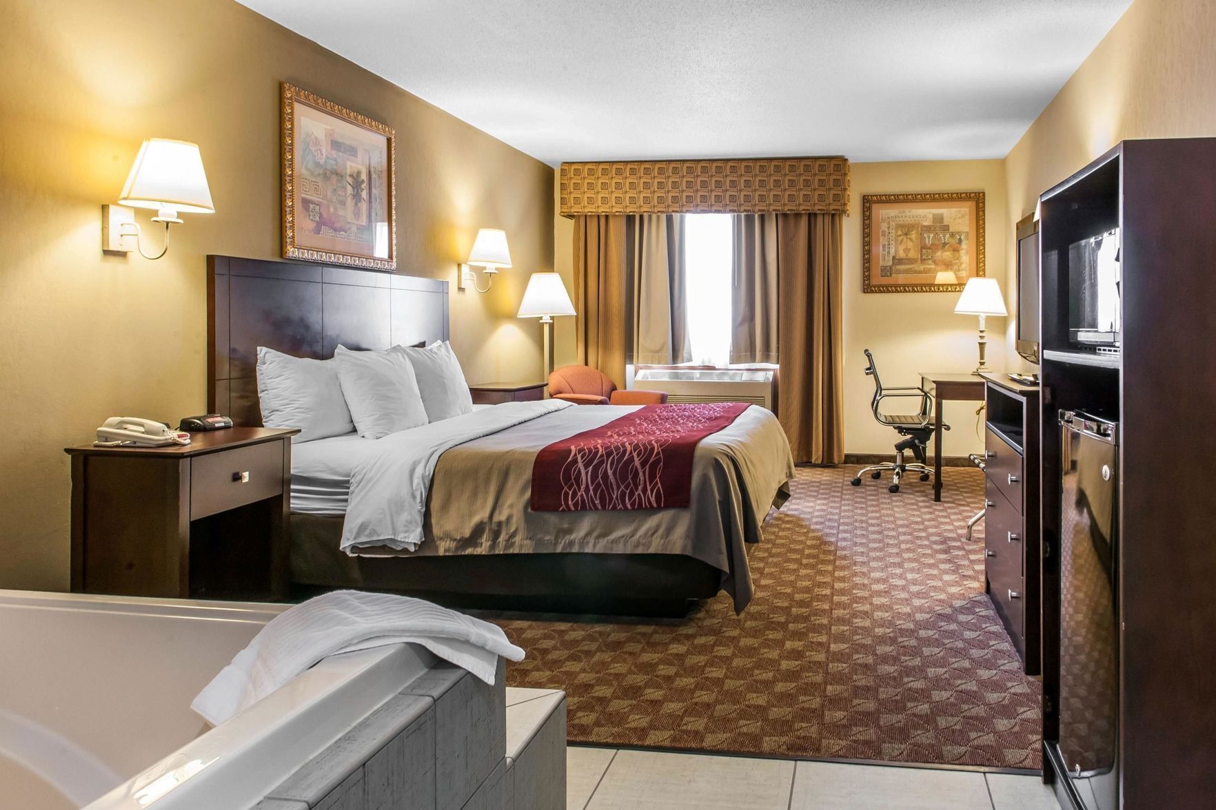 Skrivebord, strykejern/-brett og barnesenger (inkludert)