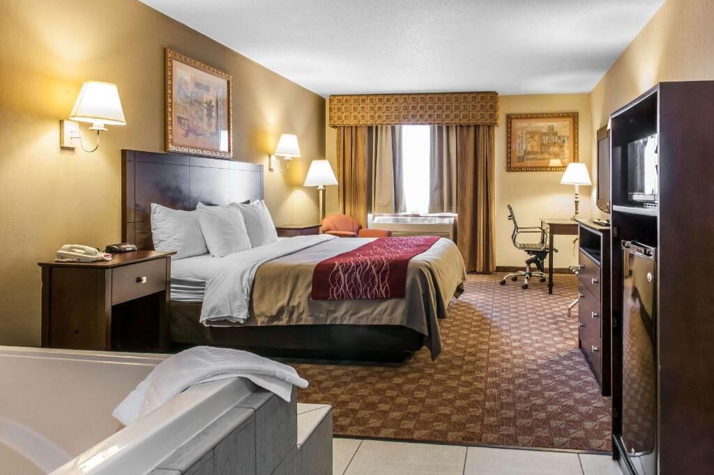 Skrivebord, strykejern/-brett og barnesenger (inkludert)