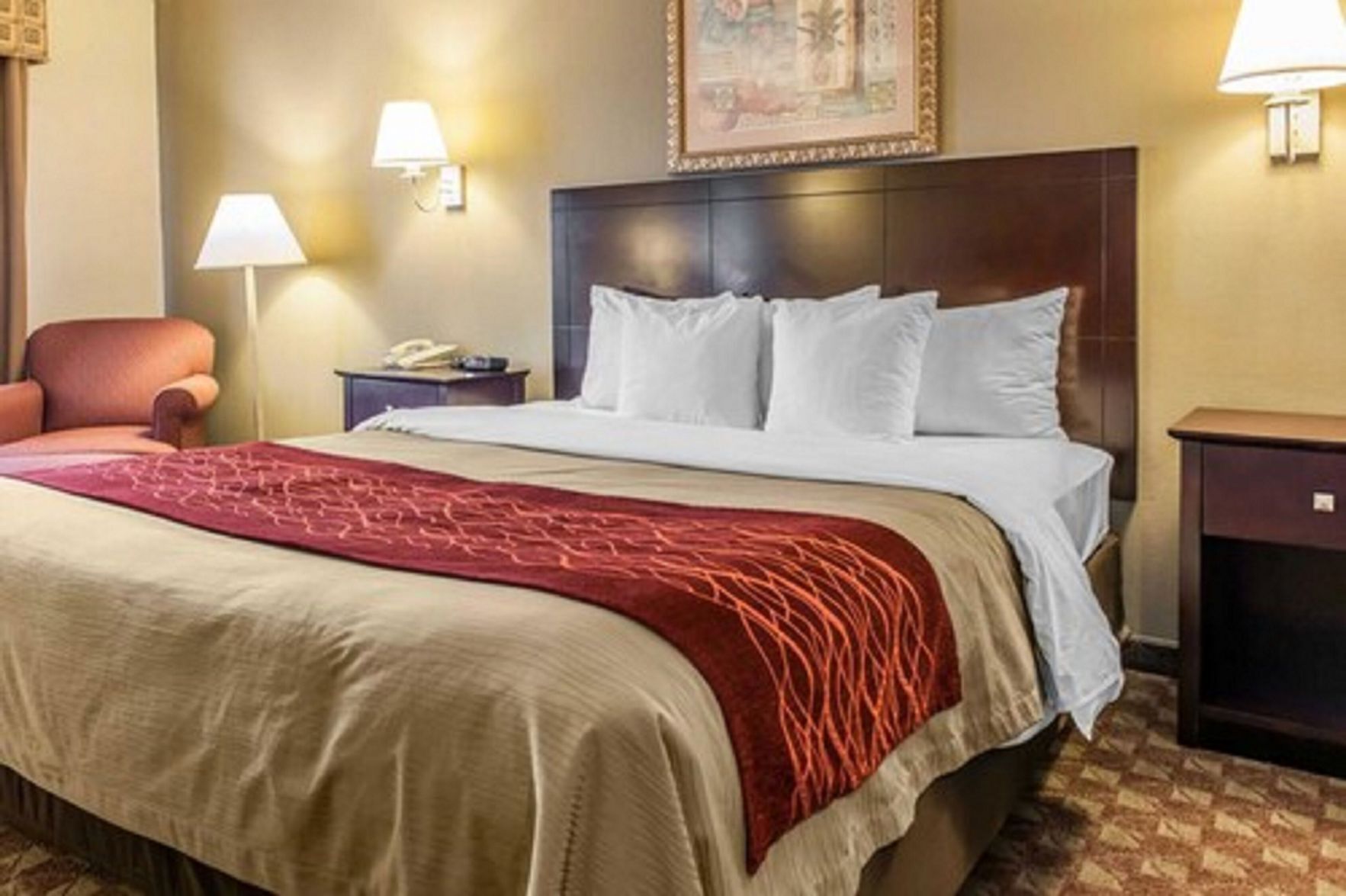 Skrivebord, strykejern/-brett og barnesenger (inkludert)