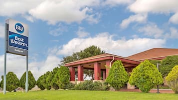 Experience the charm of this classic hotel, set amidst beautifully maintained gardens and a tranquil atmosphere.