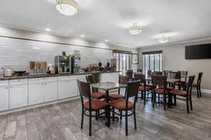 Free daily continental breakfast  - Best Western Brady Inn (Brady)