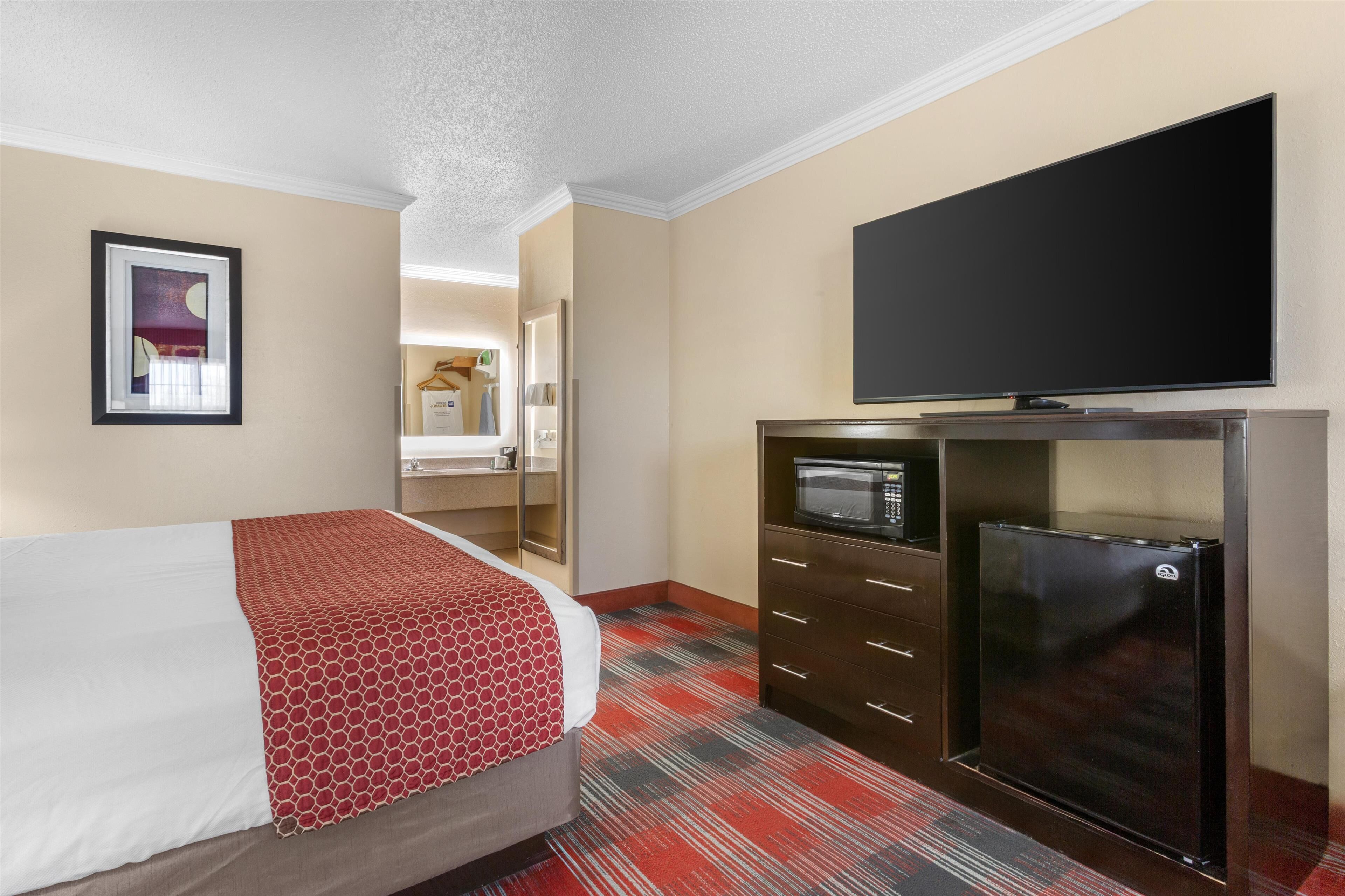 standard room, 1 king bed, non smoking, refrigerator & microwave (walk-in shower) | pillow-top beds, desk, laptop workspace, iron/ironing board