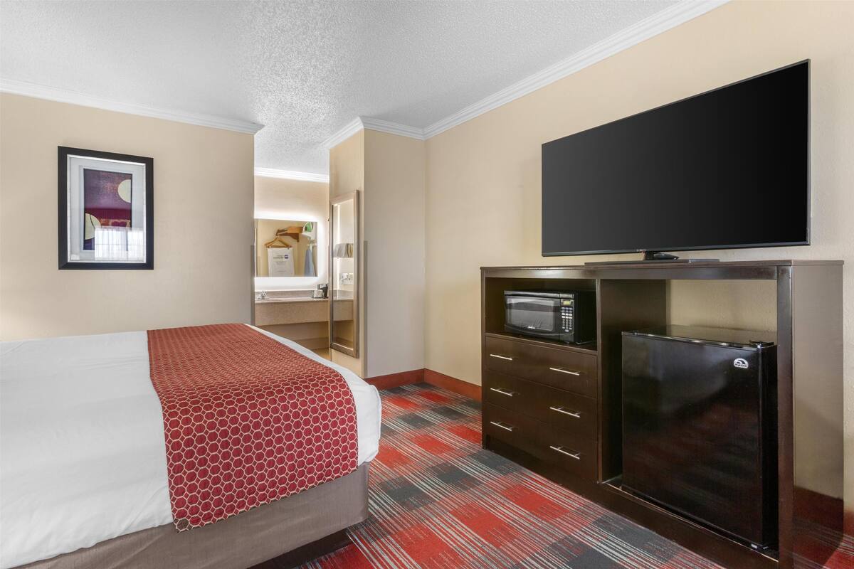 standard room, 1 king bed, non smoking, refrigerator & microwave (walk-in shower) | pillow-top beds, desk, laptop workspace, iron/ironing board