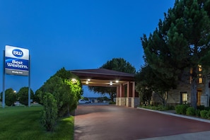 L’entrée d’un hôtel, avec une enseigne indiquant « Best Western ».