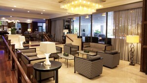 A spacious lobby with a chandelier, comfortable seating, and a view of the outside through large windows. - Marriott Miami Dadeland (Miami)