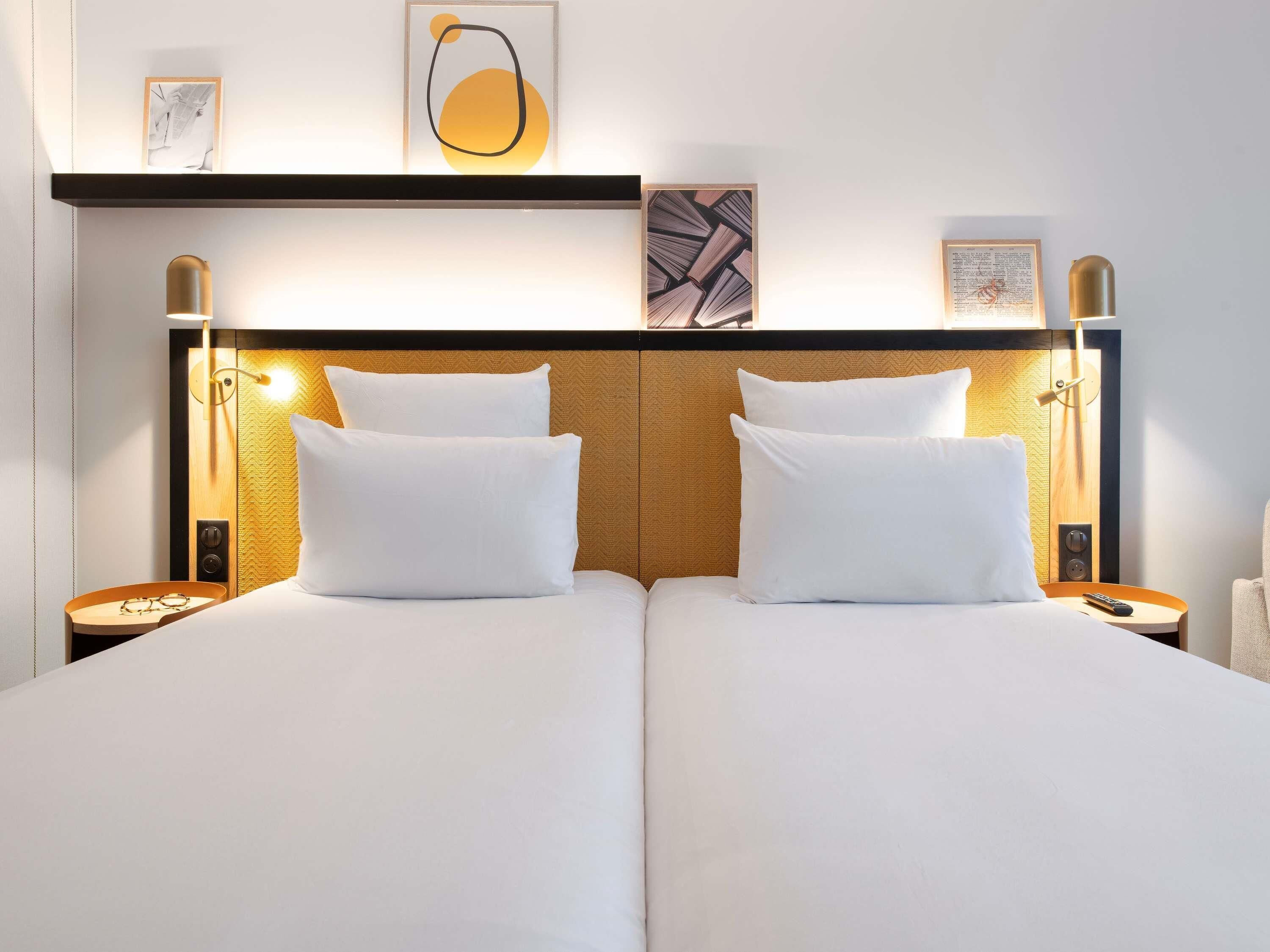 Minibar, coffres-forts dans les chambres, bureau, rideaux occultants