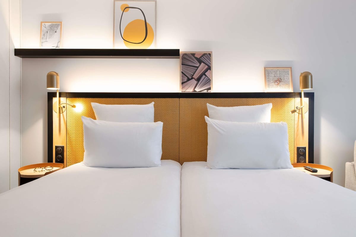 Minibar, coffres-forts dans les chambres, bureau, rideaux occultants