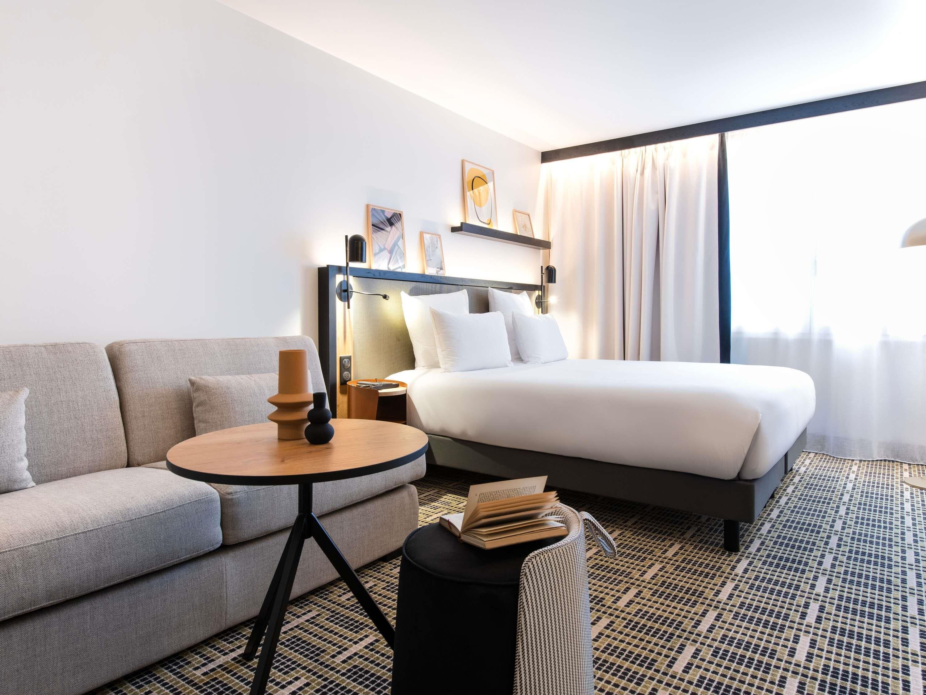 Minibar, coffres-forts dans les chambres, bureau, rideaux occultants