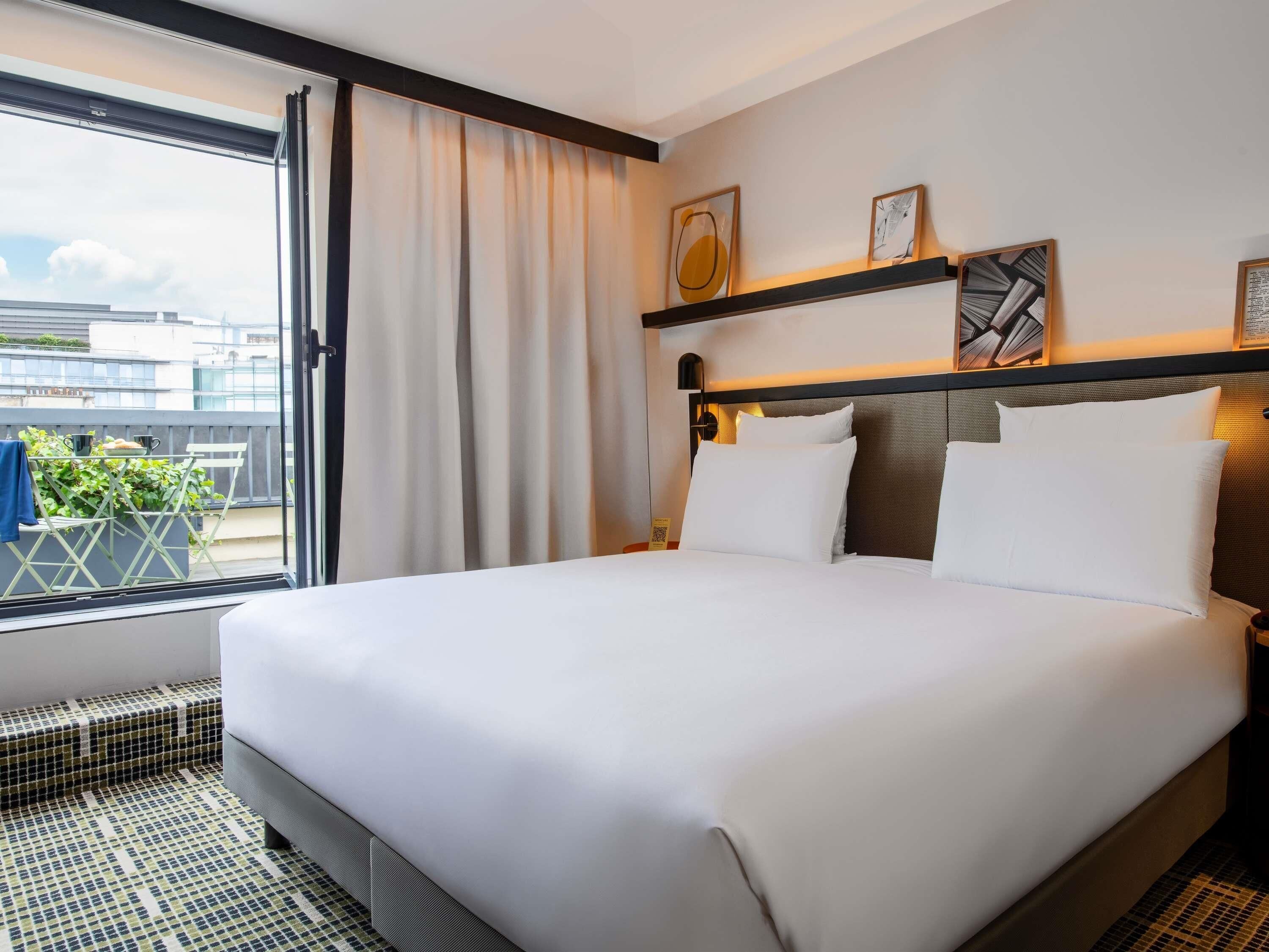 Minibar, caja de seguridad en la habitación y escritorio 