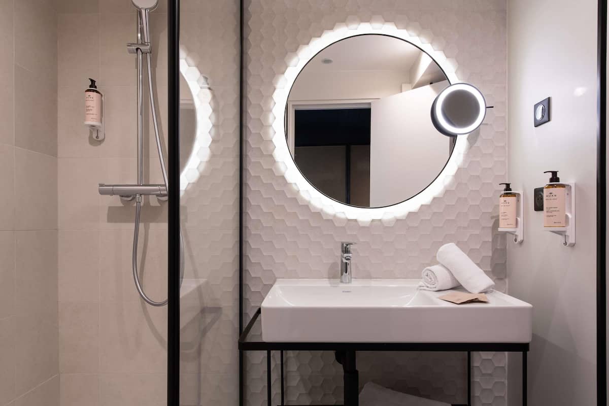 Classic Twin Room | Minibar, in-room safe, desk, blackout drapes