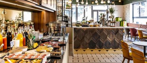 Petit déjeuner continental (20 EUR par personne)