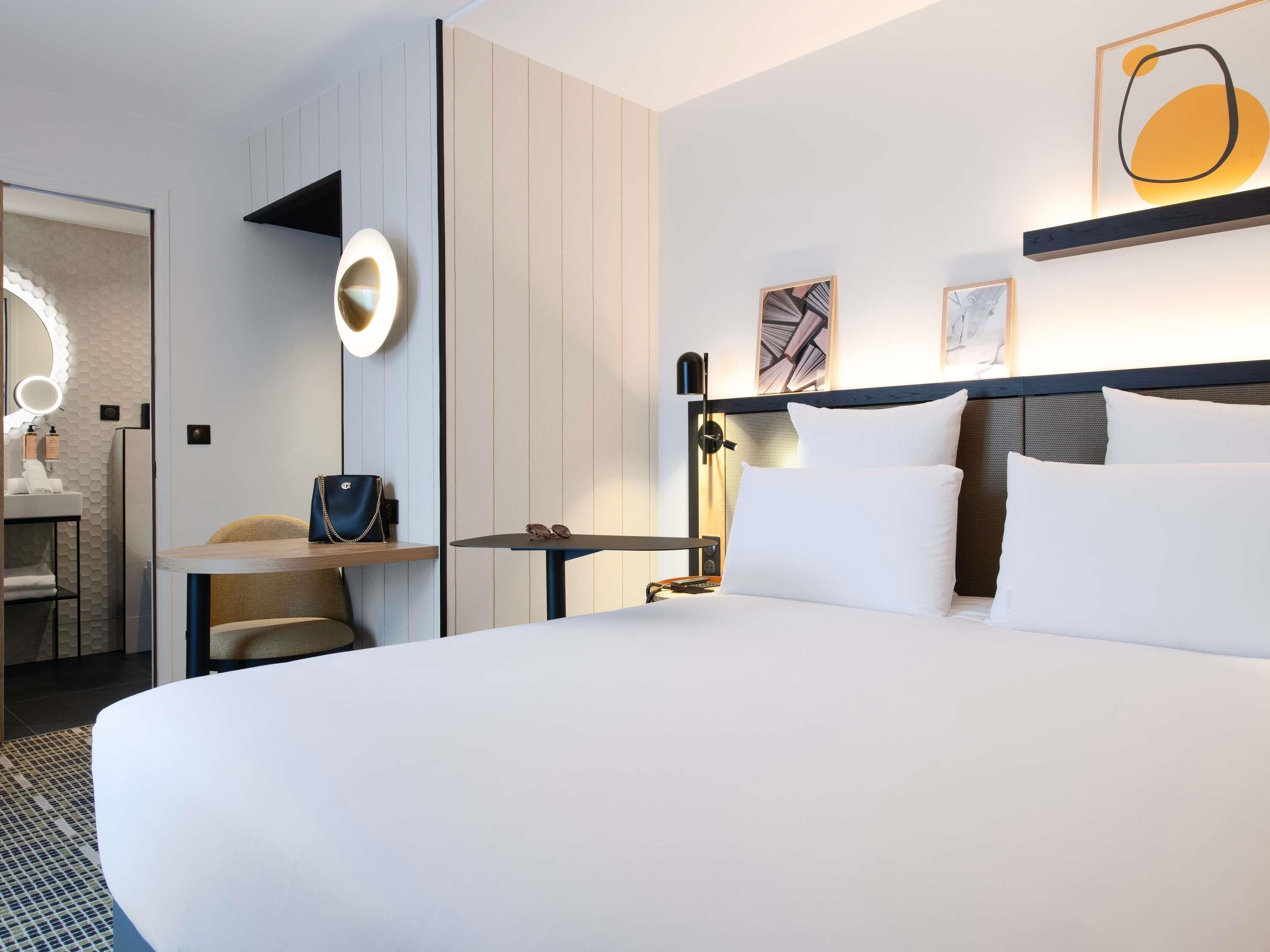 Minibar, coffres-forts dans les chambres, bureau, rideaux occultants